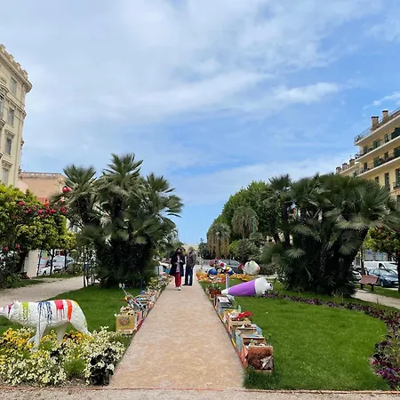 Superbe Classe Vue Et Jardin, Emplacement Exceptionnel, Climatise Menton