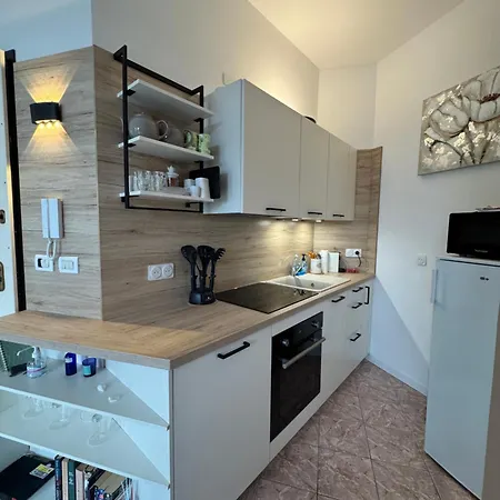 Superbe Classe Vue Et Jardin, Emplacement Exceptionnel, Climatise Apartment Menton