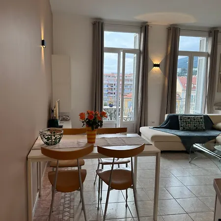 Superbe Classe Vue Et Jardin, Emplacement Exceptionnel, Climatise Apartment